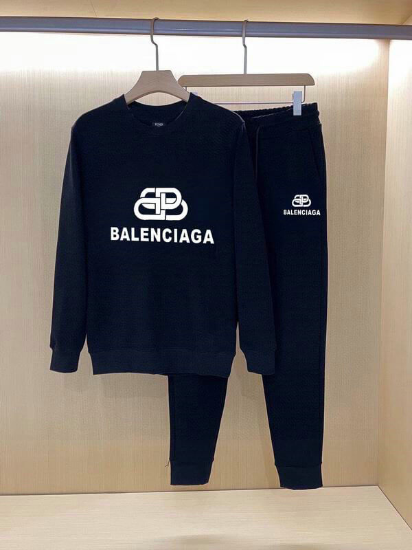 Les ensembles survêtement Balenciaga allient performance et style. Leur design avant-gardiste et leur qualité supérieure. Pas cher. Le moins cher.