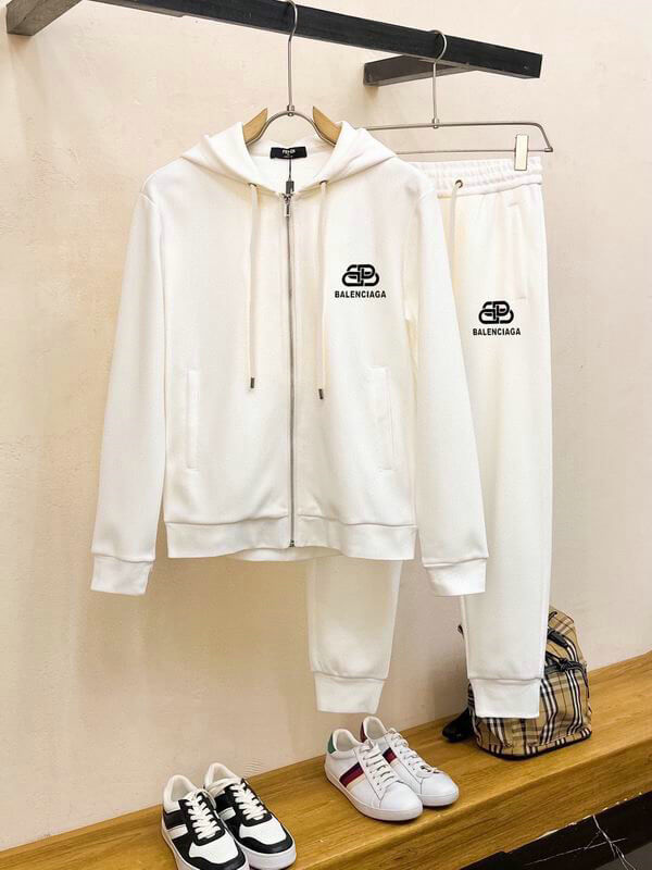 Les ensembles survêtement Balenciaga allient performance et style. Leur design avant-gardiste et leur qualité supérieure. Pas cher. Le moins cher.