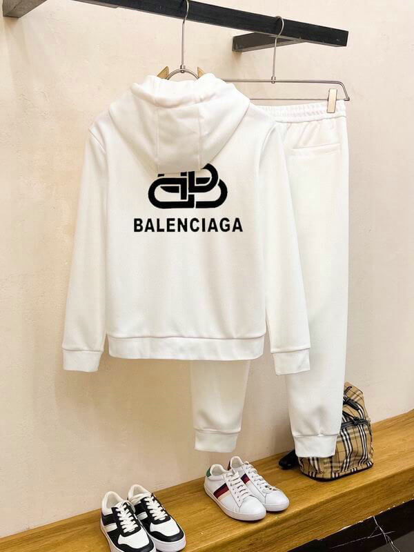 Les ensembles survêtement Balenciaga allient performance et style. Leur design avant-gardiste et leur qualité supérieure. Pas cher. Le moins cher.