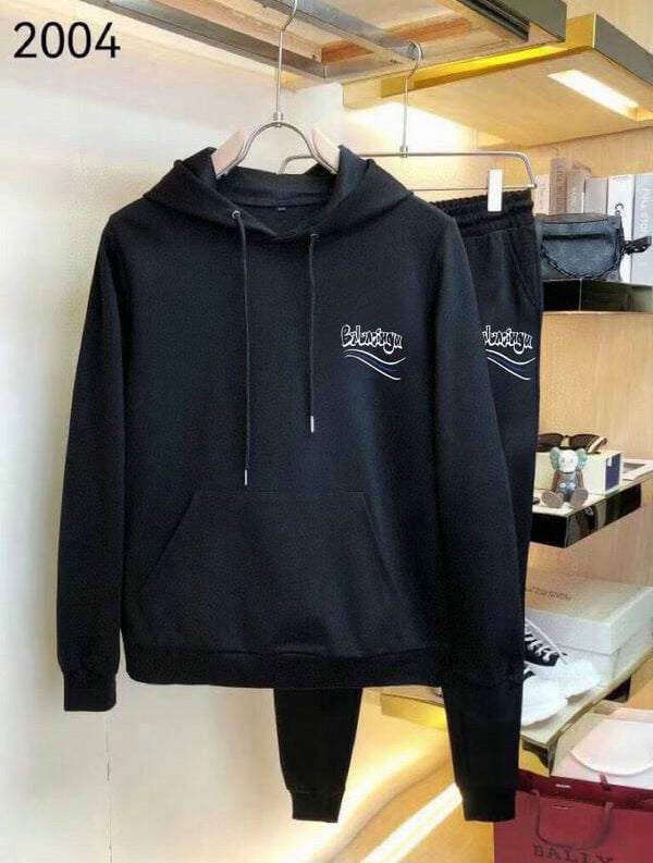 Les ensembles survêtement Balenciaga allient performance et style. Leur design avant-gardiste et leur qualité supérieure. Pas cher. Le moins cher.