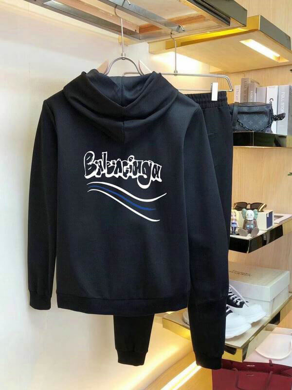 Les ensembles survêtement Balenciaga allient performance et style. Leur design avant-gardiste et leur qualité supérieure. Pas cher. Le moins cher.