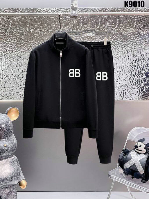 Les ensembles survêtement Balenciaga allient performance et style. Leur design avant-gardiste et leur qualité supérieure. Pas cher. Le moins cher.