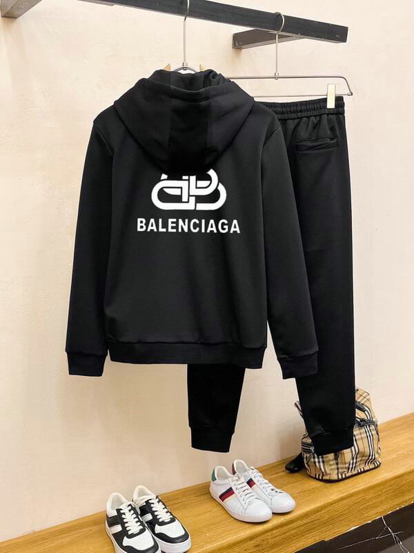 Les ensembles survêtement Balenciaga allient performance et style. Leur design avant-gardiste et leur qualité supérieure. Pas cher. Le moins cher.