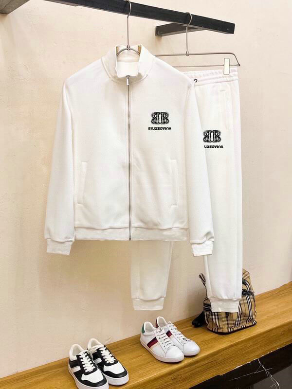 Les ensembles survêtement Balenciaga allient performance et style. Leur design avant-gardiste et leur qualité supérieure. Pas cher. Le moins cher.