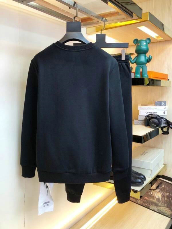 Les ensembles survêtement Hugo Boss allient performance et style. Leur design sophistiqué et leur qualité supérieure.pas cher.le moins cher.