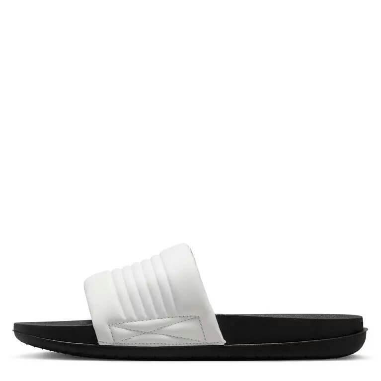 Les sandales claquettes nike sont un incontournable pour ceux qui recherchent un mélange parfait entre confort et style décontracté.