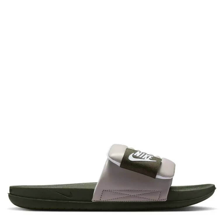 Les sandales claquettes nike sont un incontournable pour ceux qui recherchent un mélange parfait entre confort et style décontracté.