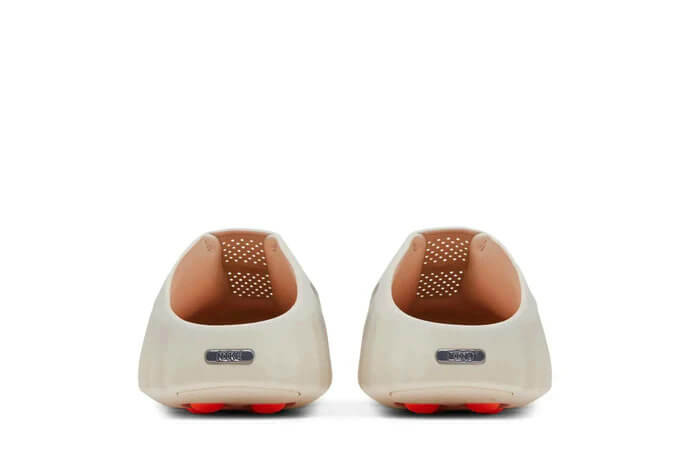 Découvrez les Sandales Nike Mind 001, alliant confort et style contemporain. Idéales pour l'été, elles vous accompagnent avec légèreté. 🌞