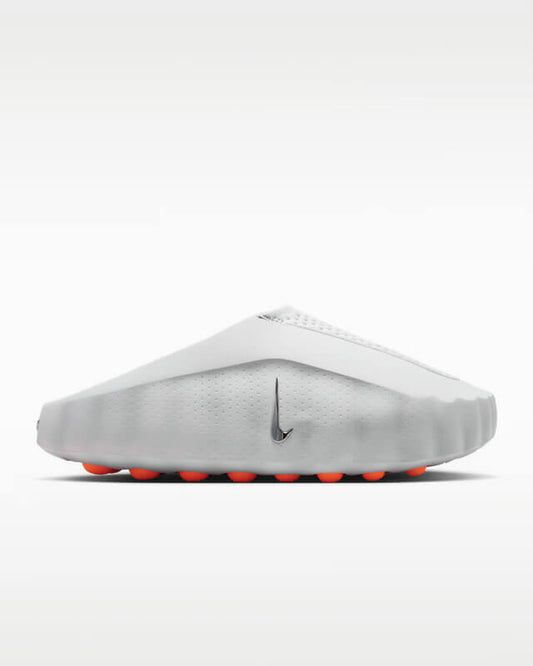 Découvrez les Sandales Nike Mind 001, alliant confort et style contemporain. Idéales pour l'été, elles vous accompagnent avec légèreté. 🌞