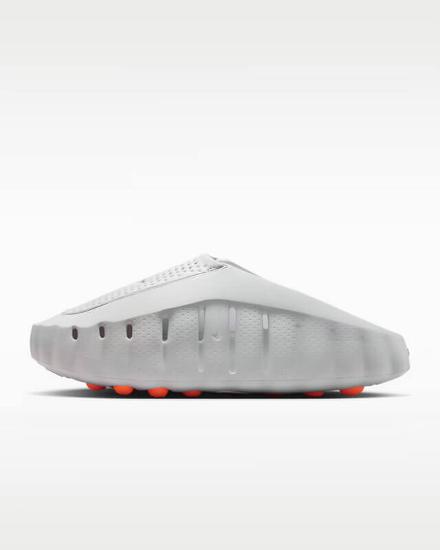 Découvrez les Sandales Nike Mind 001, alliant confort et style contemporain. Idéales pour l'été, elles vous accompagnent avec légèreté. 🌞