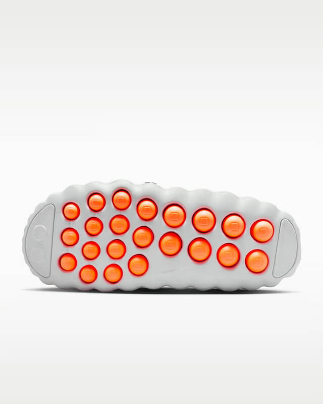 Découvrez les Sandales Nike Mind 001, alliant confort et style contemporain. Idéales pour l'été, elles vous accompagnent avec légèreté. 🌞