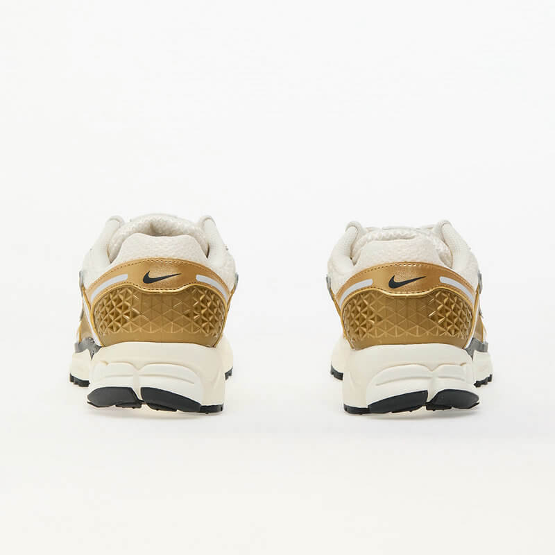 Découvrez le confort exceptionnel des Baskets Nike Zoom Vomero 5, alliant légèreté et innovation. Parfaites pour les sportifs et les passionnés !