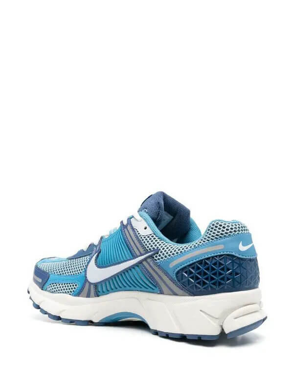 Découvrez le confort exceptionnel des Baskets Nike Zoom Vomero 5, alliant légèreté et innovation. Parfaites pour les sportifs et les passionnés !