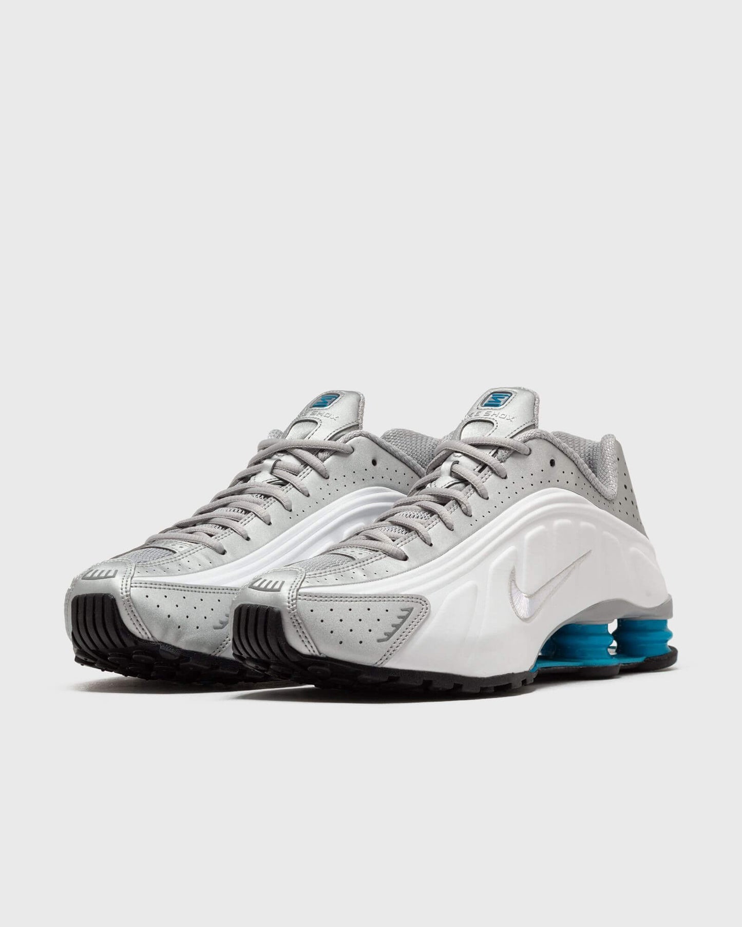 Les baskets Nike Shox R4 combinent style audacieux et innovation technologique exceptionnel et indispensable. Pas Cher. Le moins cher.