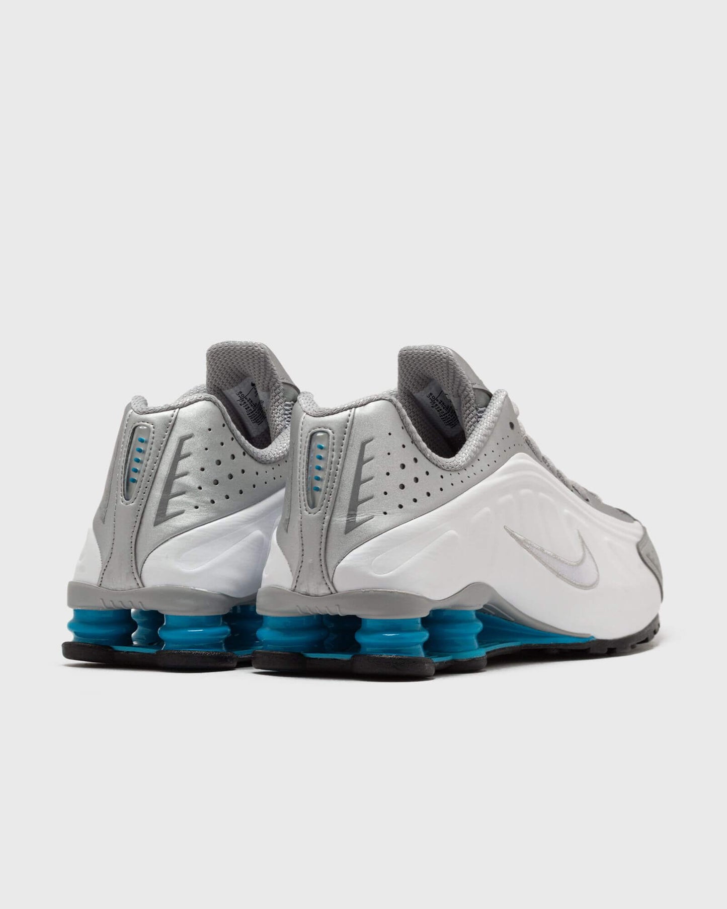 Les baskets Nike Shox R4 combinent style audacieux et innovation technologique exceptionnel et indispensable. Pas Cher. Le moins cher.