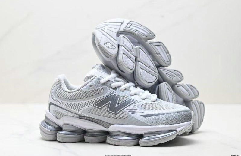 Découvrez le confort et le style des Baskets New Balance 2000, alliant héritage et innovation moderne. Offrez-vous une expérience de marche inégalée !