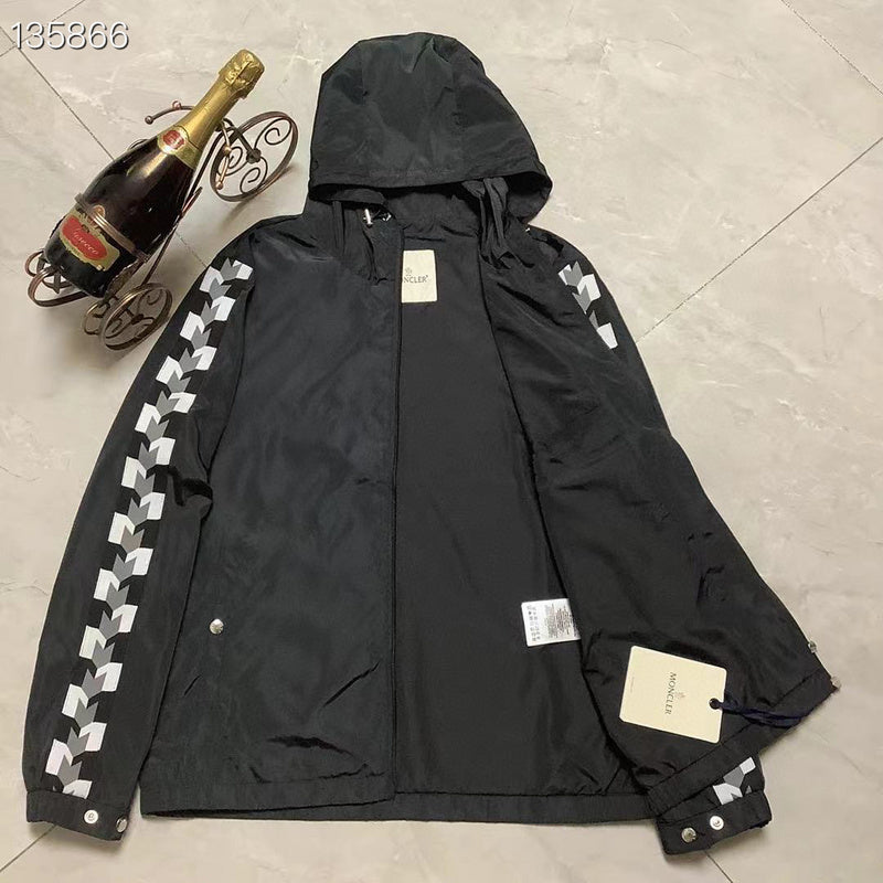 Les vestes Moncler allient élégance et modernité. Leur design sophistiqué et leurs matériaux haut de gamme en font un choix incontournable.pas cher.le moins cher.