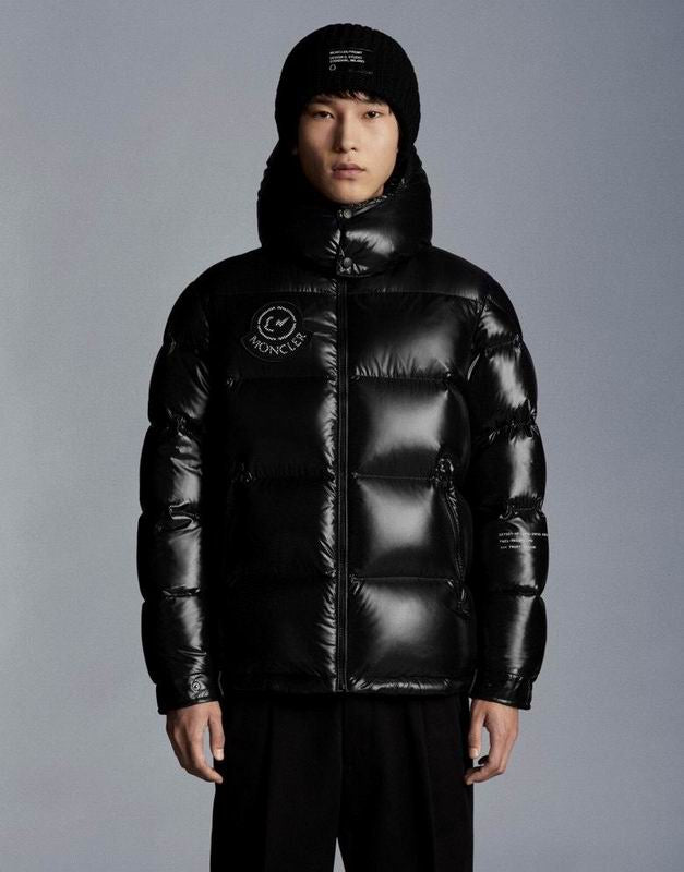 Les doudounes Moncler homme allient élégance et performance pour offrir une protection optimale contre le froid.

Leur design sophistiqué et leurs matériaux de haute qualité en font un choix incontournable pour les amateurs de mode 