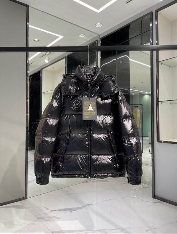 Les doudounes Moncler homme allient élégance et performance pour offrir une protection optimale contre le froid.

Leur design sophistiqué et leurs matériaux de haute qualité en font un choix incontournable pour les amateurs de mode 