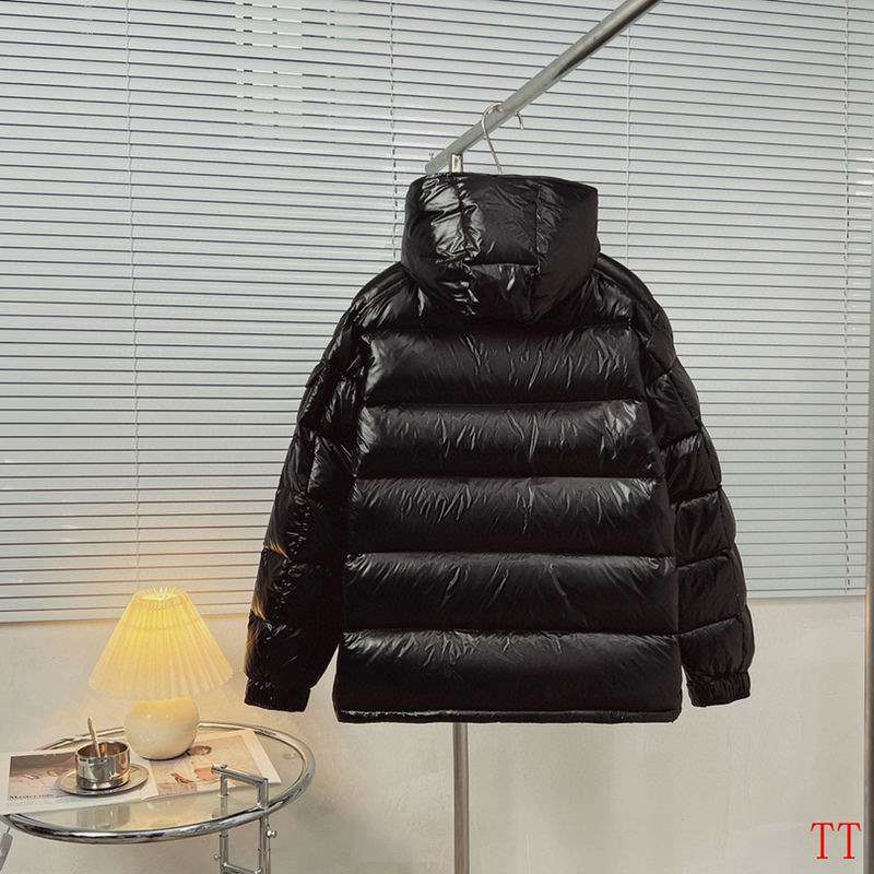 Les doudounes Moncler homme allient élégance et performance pour offrir une protection optimale contre le froid.

Leur design sophistiqué et leurs matériaux de haute qualité en font un choix incontournable pour les amateurs de mode 
