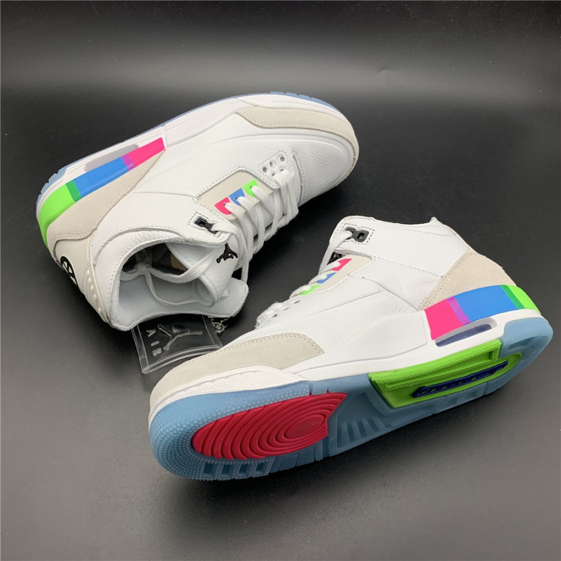 Les baskets Air Jordan 3 Triple White Femme permettent de personnaliser votre style tout en bénéficiant d’un confort supérieur.les Air Jordan 3 Triple.