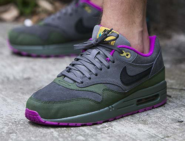 Les baskets Nike Air Max 1 Femme incarnent l’héritage emblématique de la marque Nike, combinant un design intemporel avec des touches modernes.