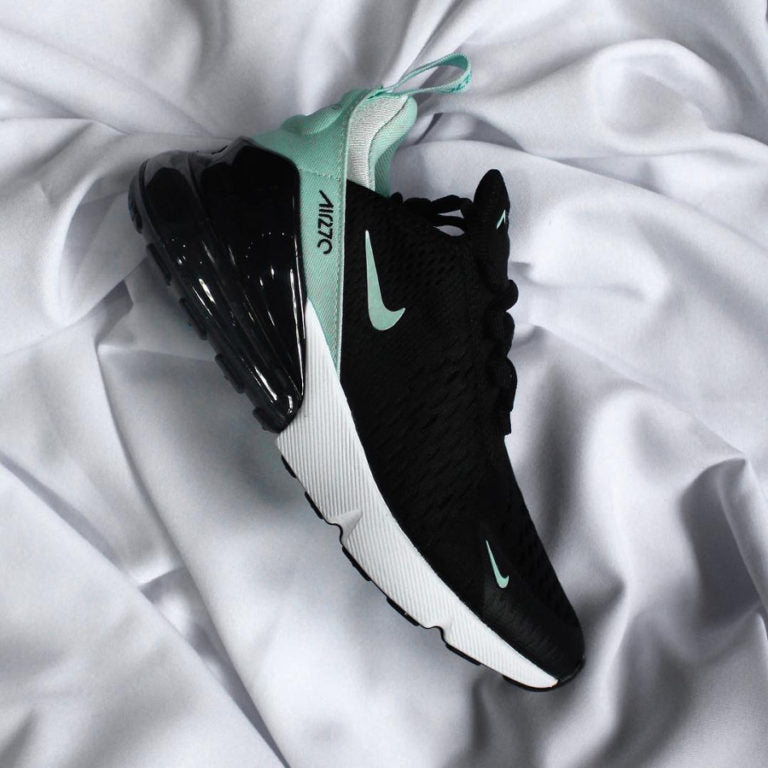 Les baskets Nike Air Max 270 Femme se démarquent par leur esthétique futuriste et leur technologie innovante.
