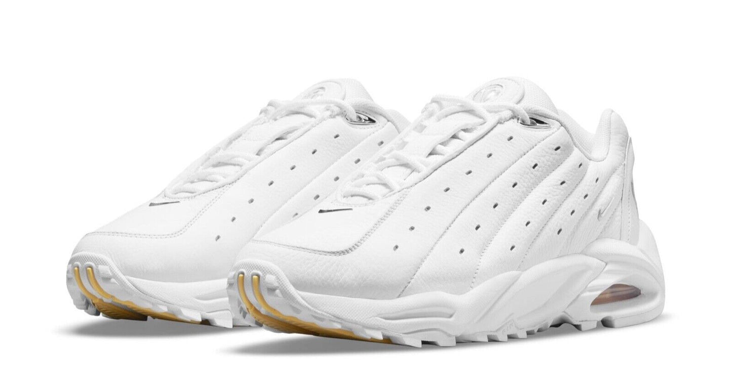 Les baskets Nike Hot Step Air Terra NOCTA "White" Femme, issues de la collaboration avec Drake, allient l'élégance du blanc immaculé avec la performance technique.