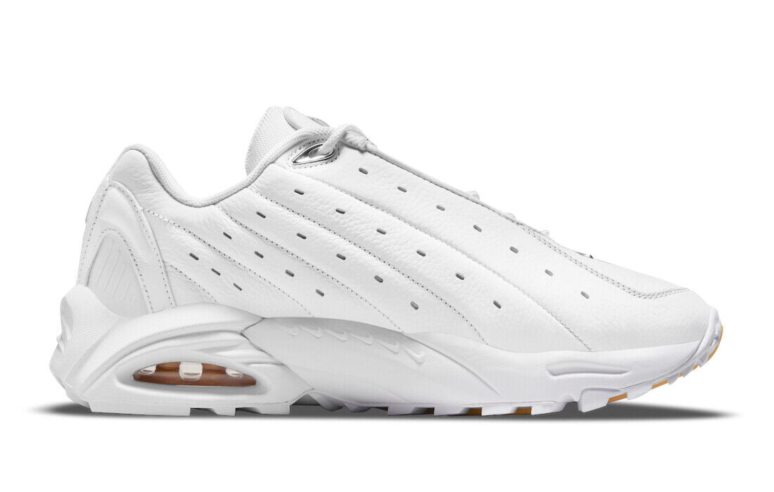 Les baskets Nike Hot Step Air Terra NOCTA "White" Femme, issues de la collaboration avec Drake, allient l'élégance du blanc immaculé avec la performance technique.
