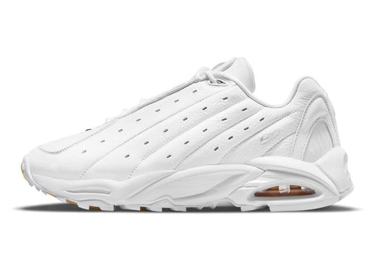 Les baskets Nike Hot Step Air Terra NOCTA "White" Femme, issues de la collaboration avec Drake, allient l'élégance du blanc immaculé avec la performance technique.