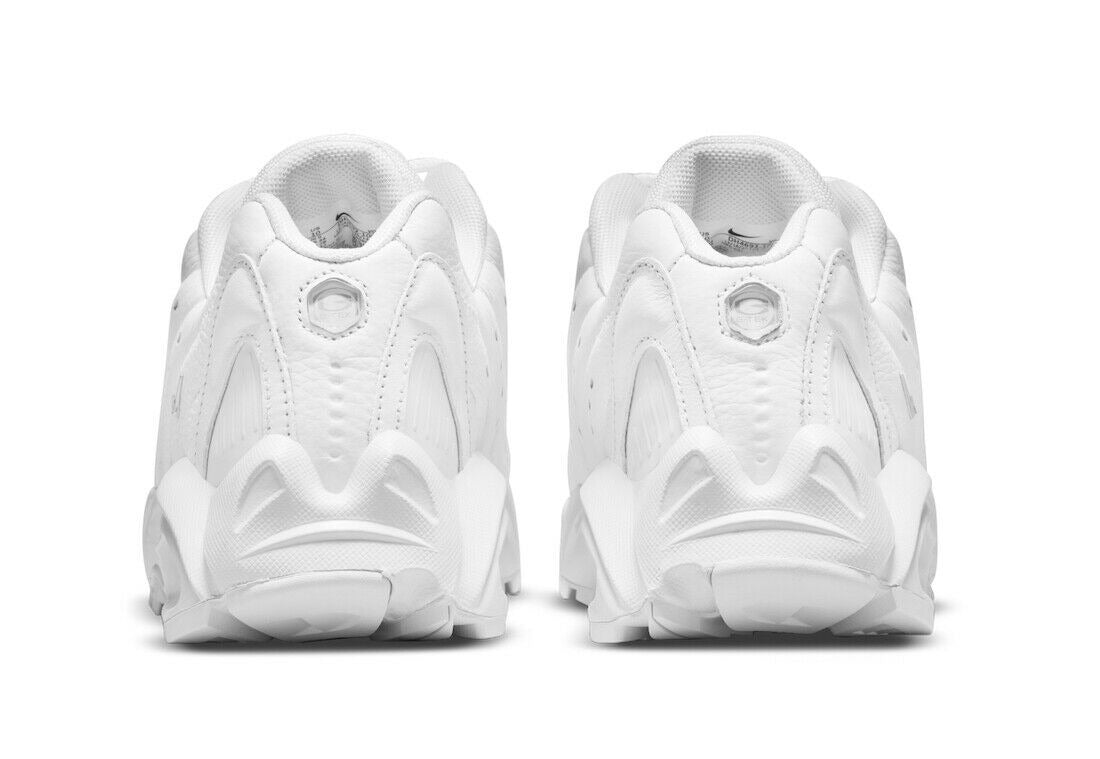Les baskets Nike Hot Step Air Terra NOCTA "White" Femme, issues de la collaboration avec Drake, allient l'élégance du blanc immaculé avec la performance technique.