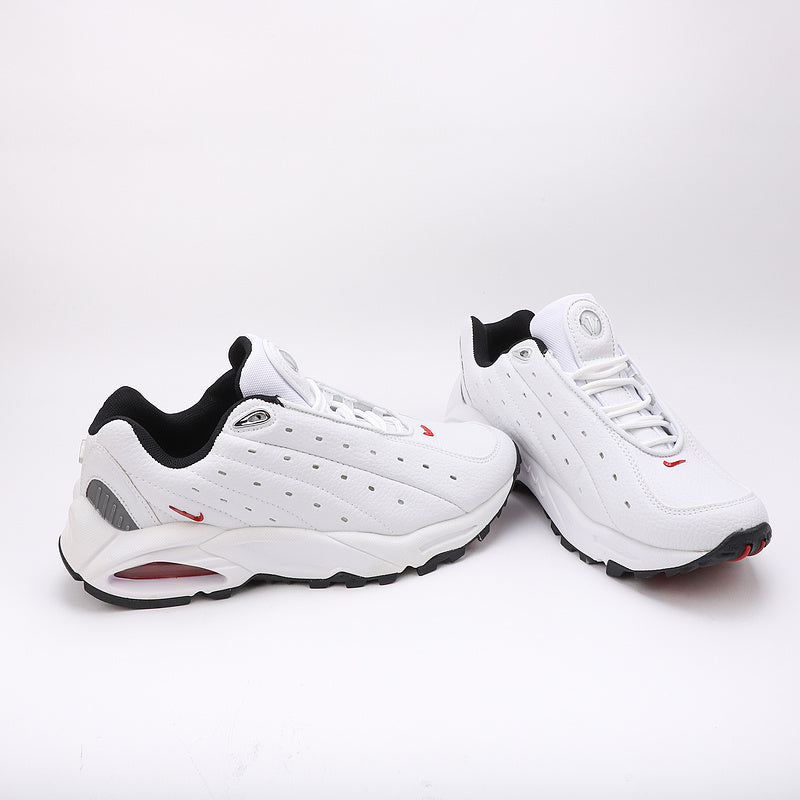 Les baskets Nike Hot Step Air Terra x NOCTA "White-Red" Femme sont issues de la collaboration entre Nike et NOCTA, la ligne signature de Drake.