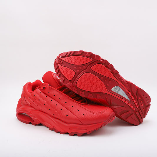 Les baskets Nike Hot Step Air Terra x Drake NOCTA "Red" Femme, issues de la collaboration entre Nike et NOCTA, incarnent l’alliance parfaite entre le style signature de Drake et l’expertise technique de Nike.