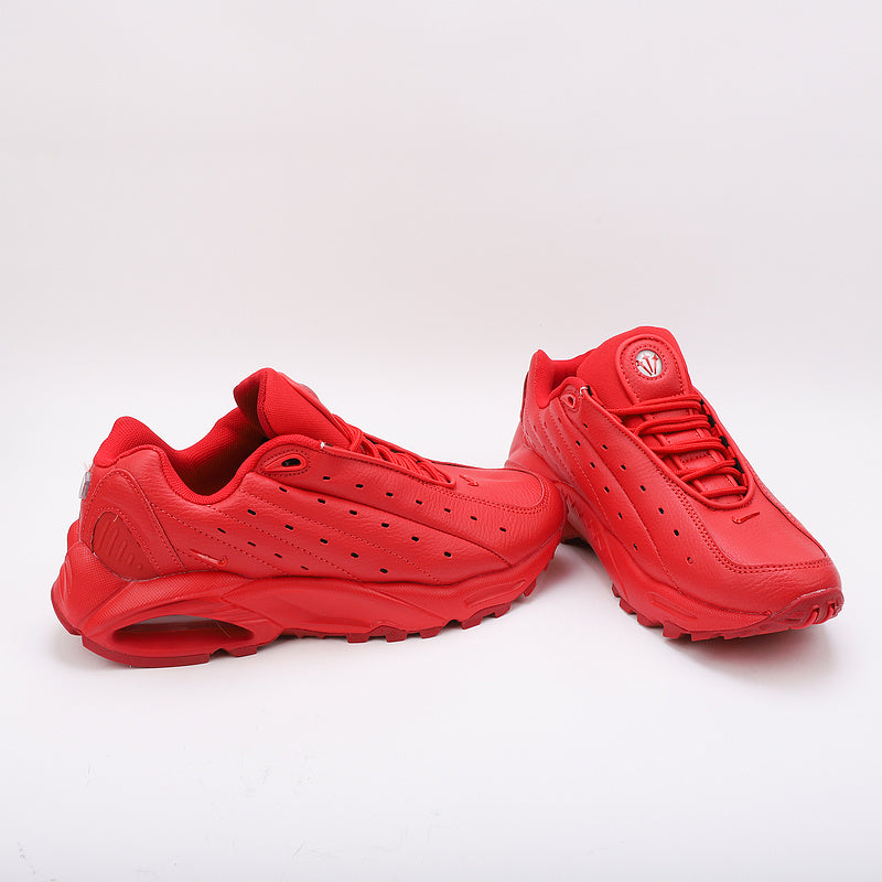 Les baskets Nike Hot Step Air Terra x Drake NOCTA "Red" Femme, issues de la collaboration entre Nike et NOCTA, incarnent l’alliance parfaite entre le style signature de Drake et l’expertise technique de Nike.