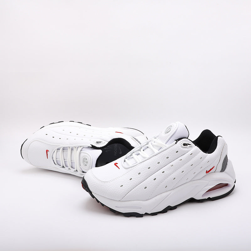 Les baskets Nike Hot Step Air Terra x NOCTA "White-Red" Femme sont issues de la collaboration entre Nike et NOCTA, la ligne signature de Drake.