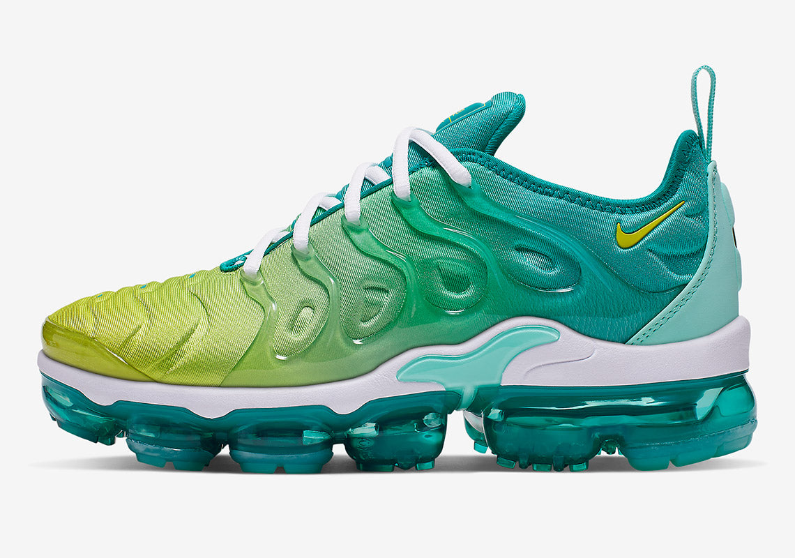 Les Nike Air Vapormax Plus TN Femme incarnent une fusion audacieuse entre l’héritage des baskets TN des années 90 et l’innovation moderne de la technologie Vapormax.