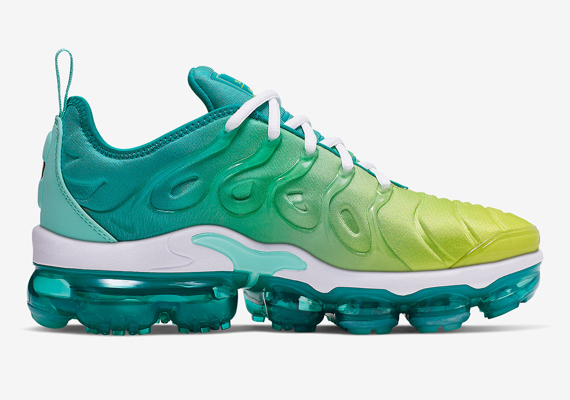 Les Nike Air Vapormax Plus TN Femme incarnent une fusion audacieuse entre l’héritage des baskets TN des années 90 et l’innovation moderne de la technologie Vapormax.