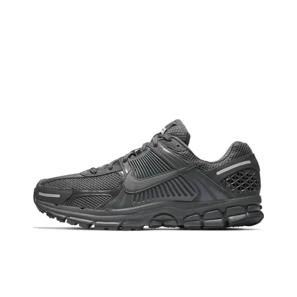 Découvrez le confort exceptionnel des Baskets Nike Zoom Vomero 5, alliant légèreté et innovation. Parfaites pour les sportifs et les passionnés !