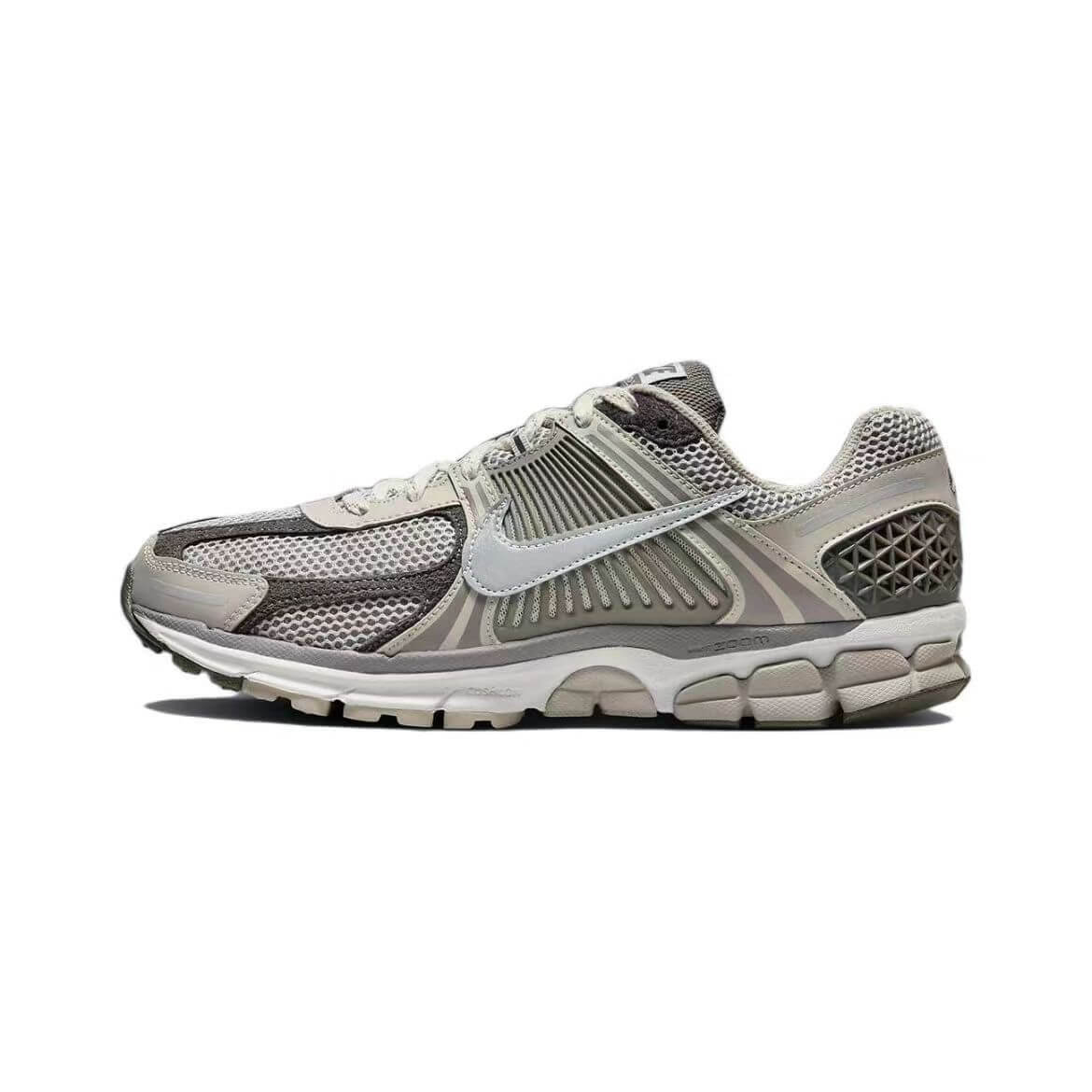 Découvrez le confort exceptionnel des Baskets Nike Zoom Vomero 5, alliant légèreté et innovation. Parfaites pour les sportifs et les passionnés !