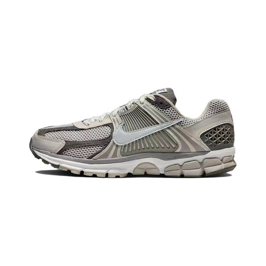 Découvrez le confort exceptionnel des Baskets Nike Zoom Vomero 5, alliant légèreté et innovation. Parfaites pour les sportifs et les passionnés !