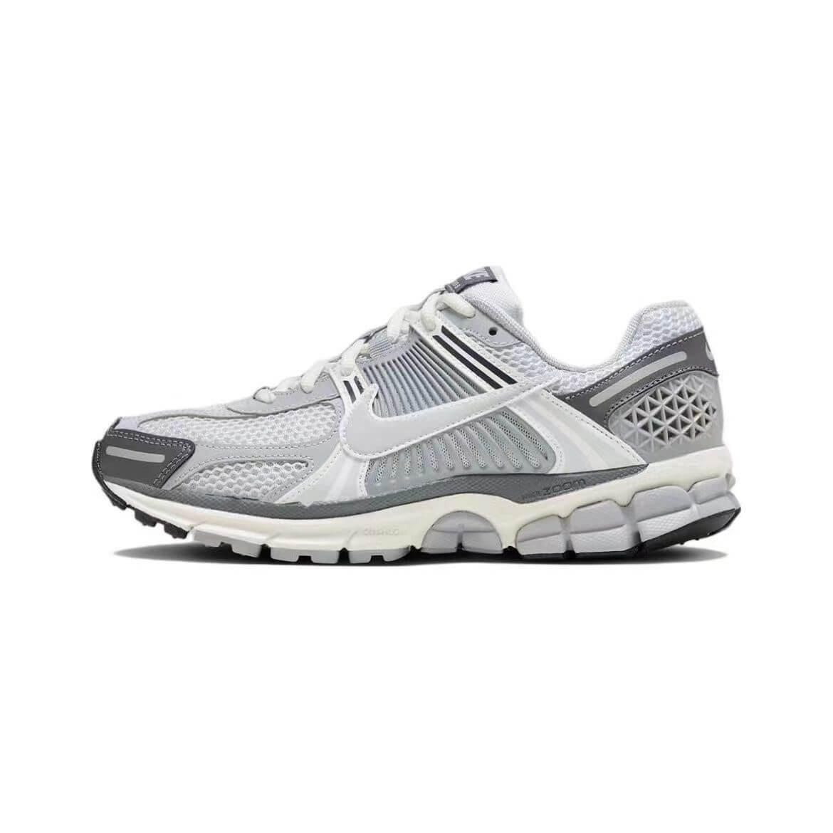 Découvrez le confort exceptionnel des Baskets Nike Zoom Vomero 5, alliant légèreté et innovation. Parfaites pour les sportifs et les passionnés !