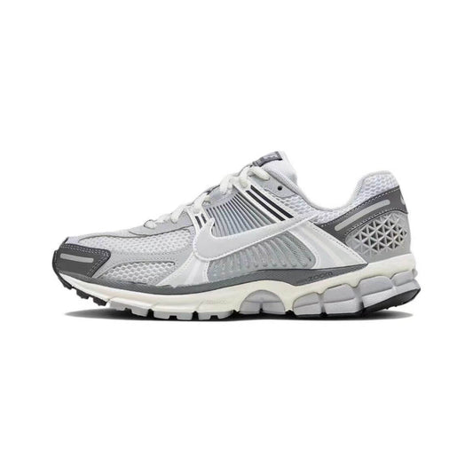 Découvrez le confort exceptionnel des Baskets Nike Zoom Vomero 5, alliant légèreté et innovation. Parfaites pour les sportifs et les passionnés !