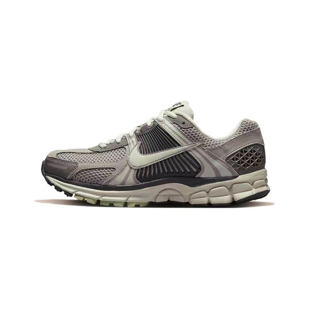 Découvrez le confort exceptionnel des Baskets Nike Zoom Vomero 5, alliant légèreté et innovation. Parfaites pour les sportifs et les passionnés !