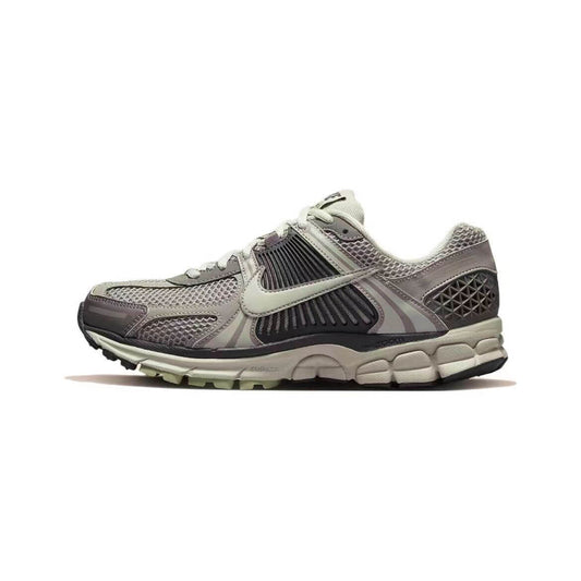 Découvrez le confort exceptionnel des Baskets Nike Zoom Vomero 5, alliant légèreté et innovation. Parfaites pour les sportifs et les passionnés !