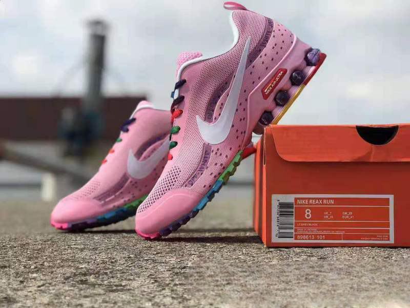 Les Nike Shox Reax Run Air 2021 Femme marquent une évolution audacieuse dans la ligne Shox, avec un design à la fois moderne et fonctionnel.