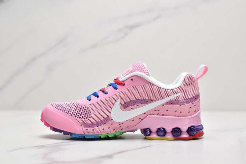 Les Nike Shox Reax Run Air 2021 Femme marquent une évolution audacieuse dans la ligne Shox, avec un design à la fois moderne et fonctionnel.