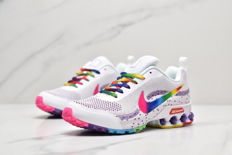Les baskets Nike Shox Reax Run Air 2021 Femme marquent une évolution audacieuse dans la ligne Shox, avec un design à la fois moderne et fonctionnel.