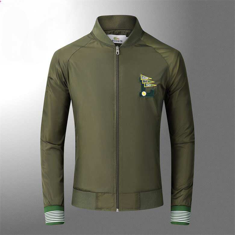 Les vestes Lacoste allient élégance et sportivité. Leur design épuré et leurs matériaux de qualité en font un choix incontournable.pas cher. Le moins cher.
