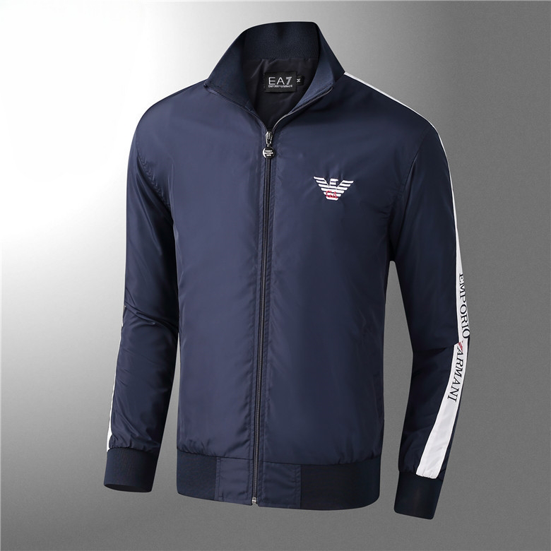 Les vestes Armani allient élégance et modernité. Leur design sophistiqué et leurs matériaux haut de gamme en font un choix incontournable.pas cher. Le moins cher.