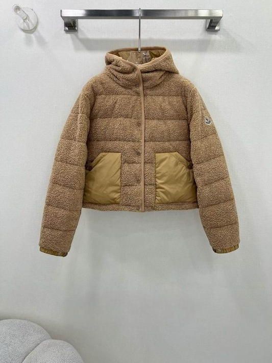 Les doudounes manteau Moncler Femme, ainsi que les Moncler Femme, incarnent un style et un raffinement incomparables.